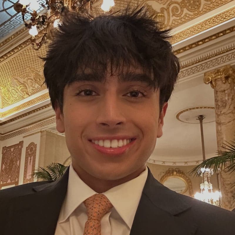 Headshot of Avaneesh Parasnis